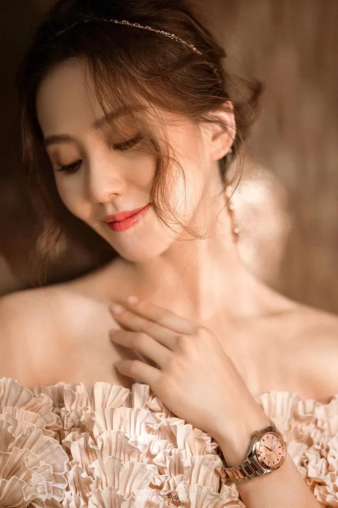 刘诗诗穿粉花抹胸裙秀香肩美背！性感甜美气质真好！ 时尚 第3张
