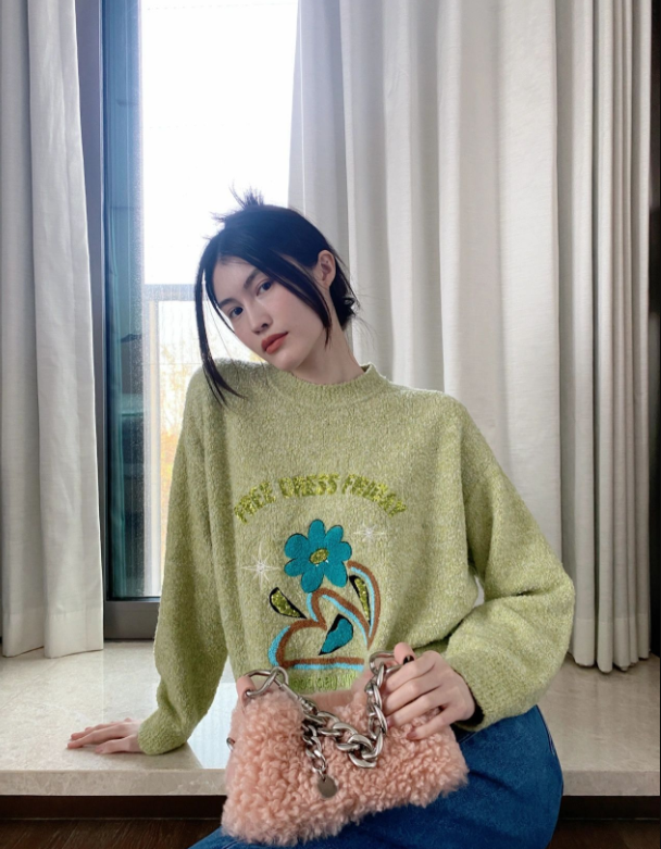 何穗穿绿色家居服厨房大秀好身材，妆容精致腿超长 时尚 第5张