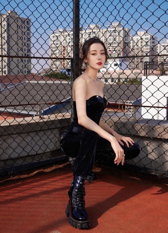 热巴穿低胸装性感又迷人,真是又酷又飒 时尚 第2张-秀美女性 热巴穿低胸装性感又迷人,真是又酷又飒 时尚 第2张