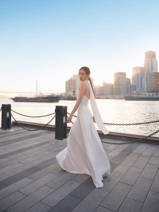 王霏霏穿挂脖裙打扮优雅贵气，这“身材”真叫人上头 时尚 第5张