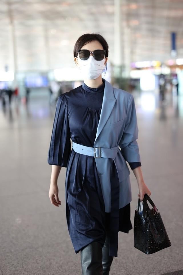 陈数机场街拍：穿西装配缎面裙优雅有气质 街拍 第8张