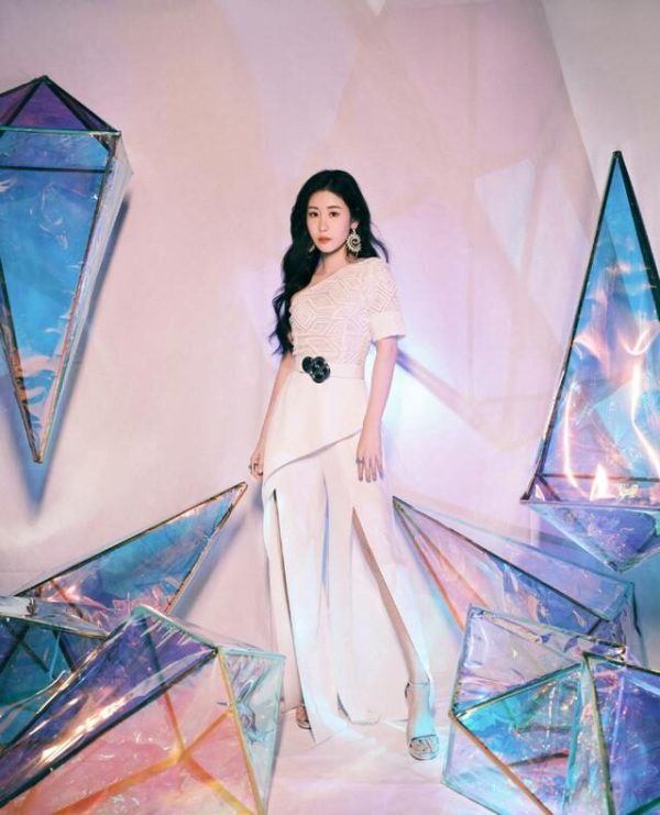 张碧晨穿斜肩裙优雅温婉，好身材让人羡慕 时尚 第2张