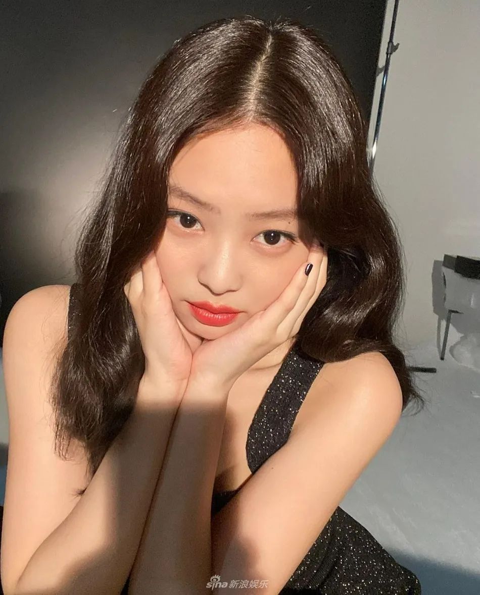 JENNIE穿小黑裙配红唇妆容！白皙香肩性感撩人 时尚 第2张