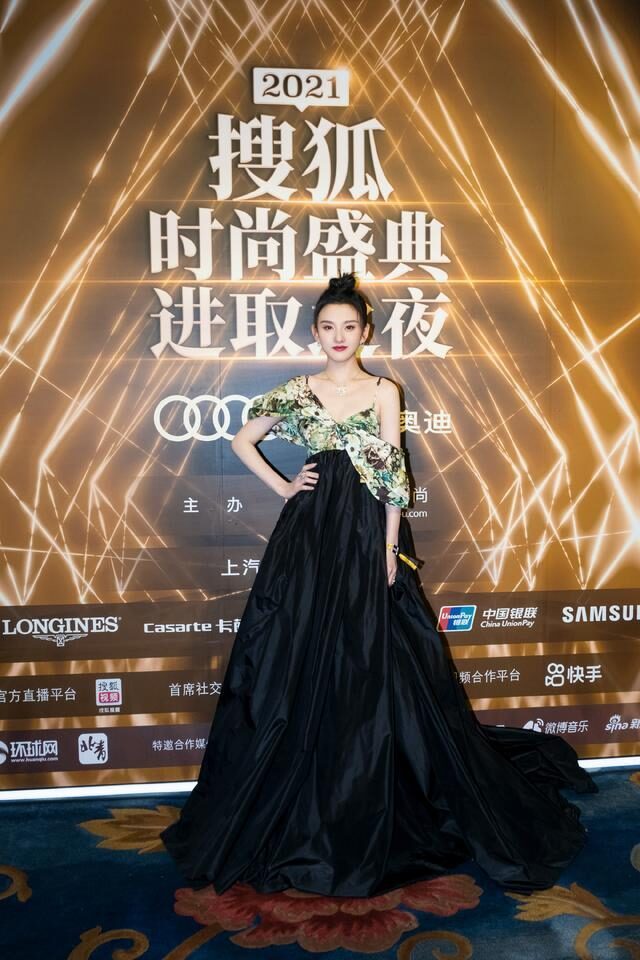 宋祖儿穿吊带裙走红毯，身材太有料 时尚 第1张