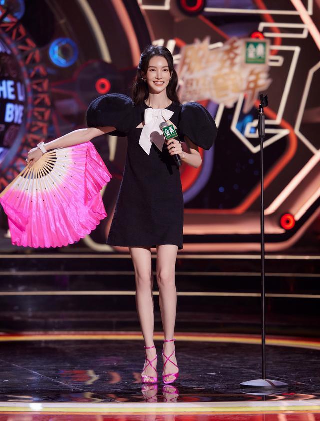 金晨穿小黑裙秀骨感身材，双腿又细又长又直 时尚 第1张