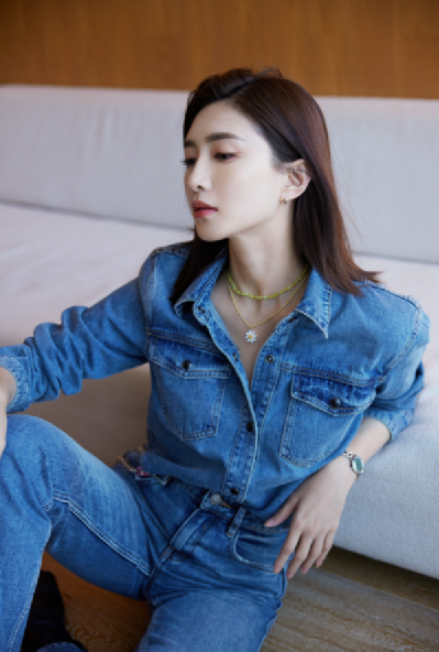 江疏影棕色长发利落洒脱，穿牛仔装显好身材 时尚 第2张