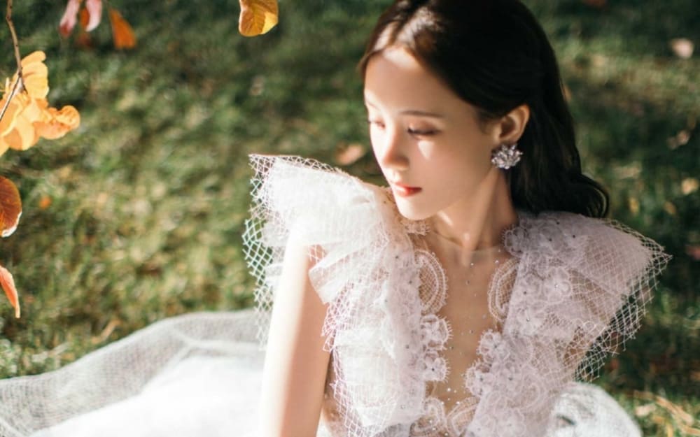 李一桐穿蕾丝纱裙仙气飘飘暖秋森林写真大片 时尚 第8张