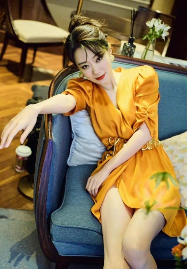 张小斐黄裙造型出席活动，气质提升了不少 时尚 第2张
