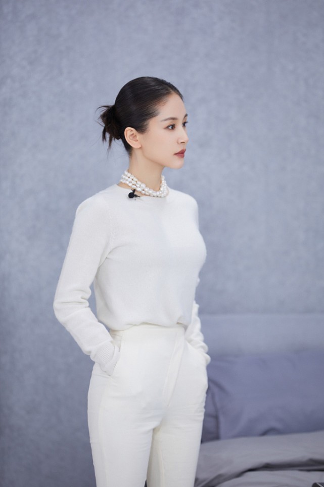 王子文穿奶白色羊绒套装，知性又有女人味 时尚 第4张