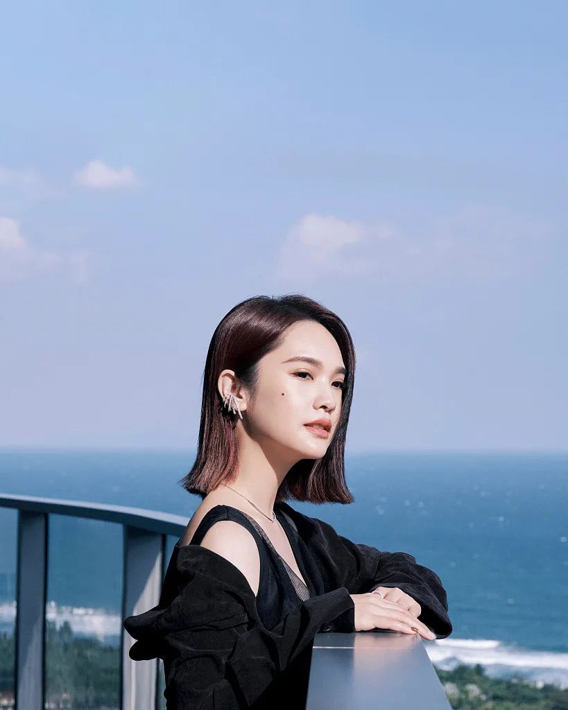 杨丞琳穿露肩黑裙太美艳！温柔秀逸太有女人味 时尚 第2张