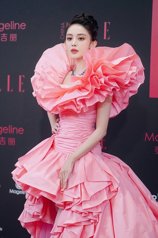 古力娜扎穿粉色花朵礼服甜美优雅，犹如仙女 时尚 第3张