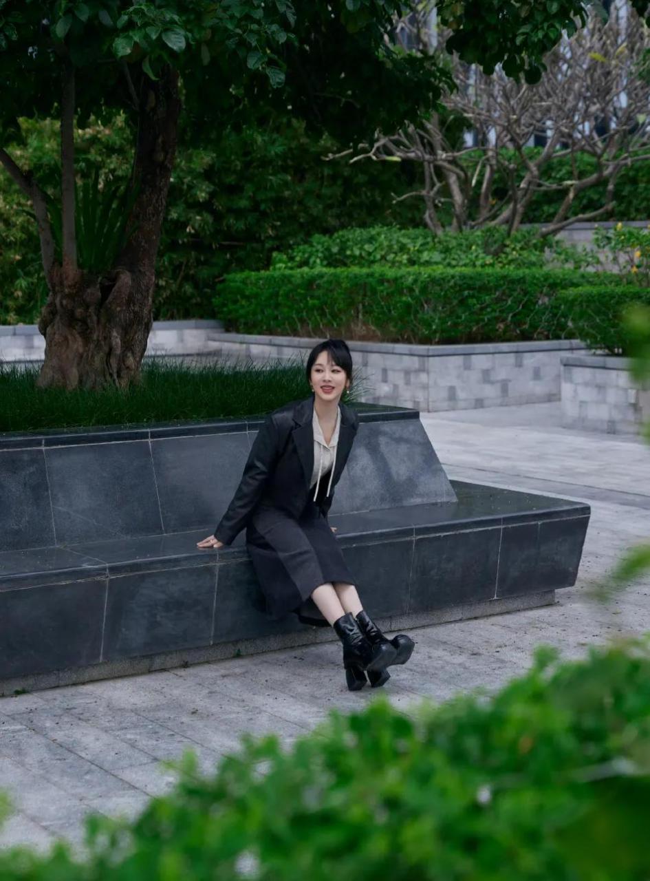 杨紫冬日冷色调写真超美！打扮靓丽惊艳 时尚 第3张