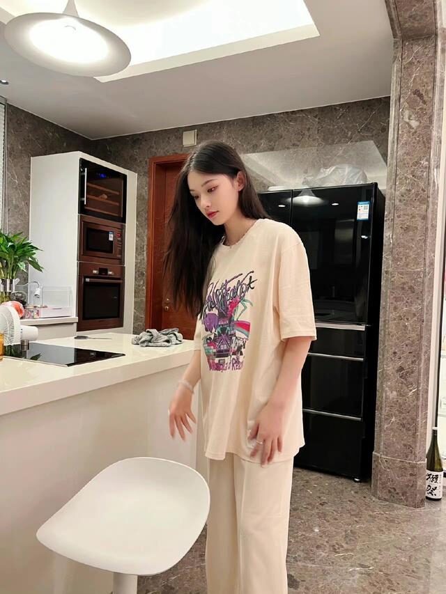 林允简单T恤搭配阔腿裤温柔舒适，简约新颖配色方案成亮点 时尚 第4张