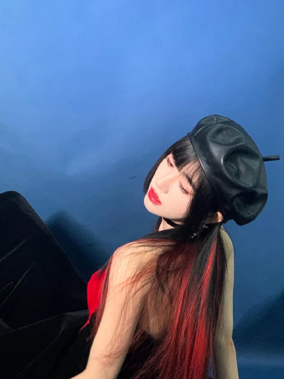 鞠婧祎穿红色衣服戴贝雷帽超美艳！大秀香肩性感撩人 时尚 第2张