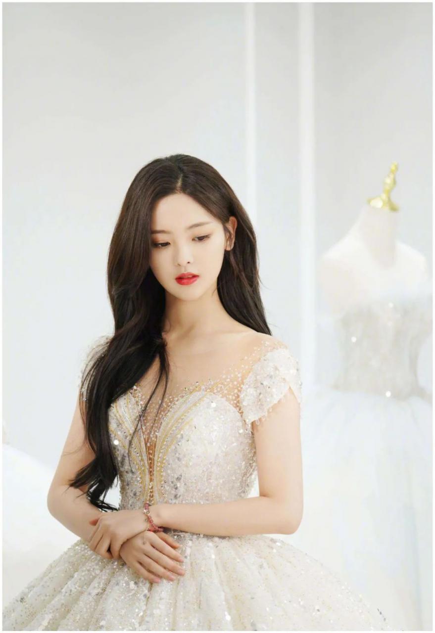杨超越穿白裙大秀香肩！性感俏丽美不可挡 时尚 第4张