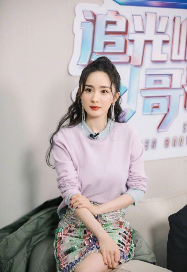 杨幂打底衫+亮片裙时尚温柔,大长腿实在抢镜 明星搭配 第3张-秀美女性 图片