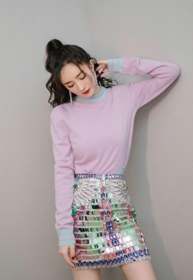 杨幂打底衫+亮片裙时尚温柔,大长腿实在抢镜 明星搭配 第6张-秀美女性 图片
