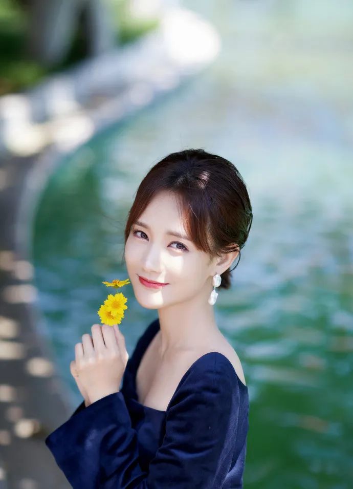 李一桐复古连衣裙造型太美丽！方领秀精致锁骨笑容比花还灿烂 时尚 第1张