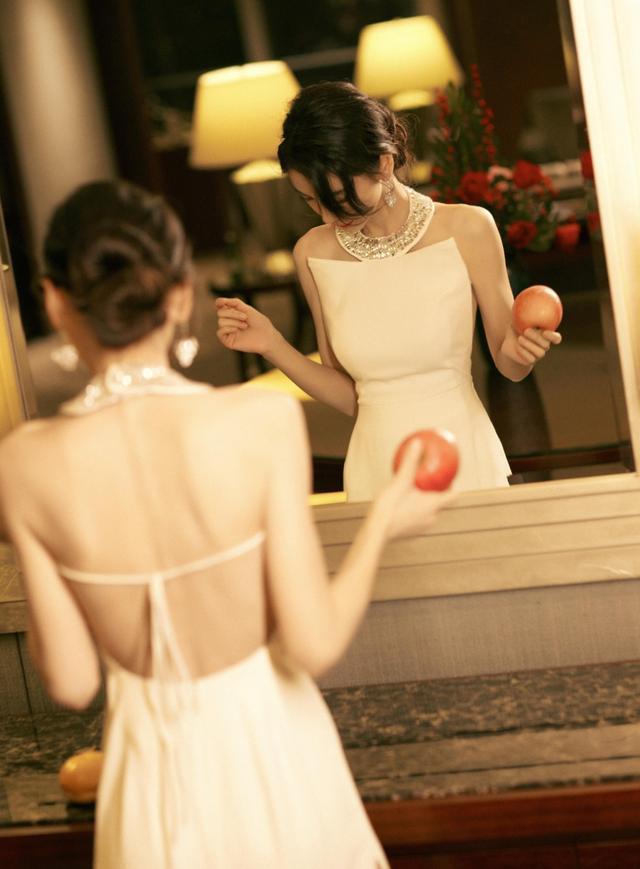 Angelababy“大尺度”穿搭走红毯，穿露背裙还开高叉 时尚 第4张