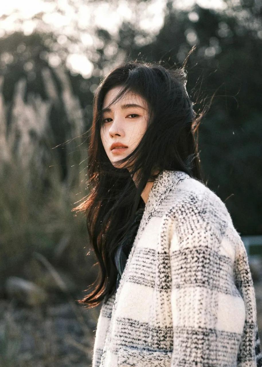 鞠婧祎冬日写真美得让人窒息！妆容精致长腿太惊艳 时尚 第6张