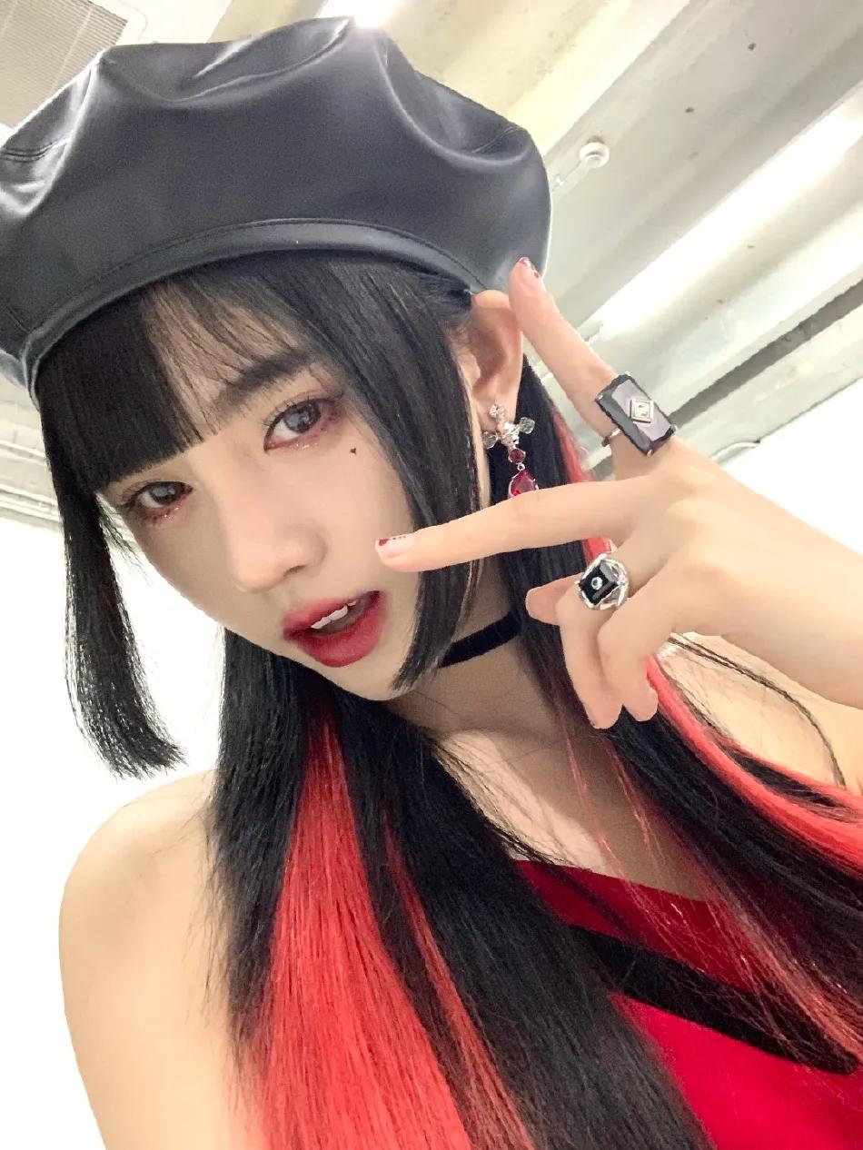 鞠婧祎穿红色衣服戴贝雷帽超美艳！大秀香肩性感撩人 时尚 第1张