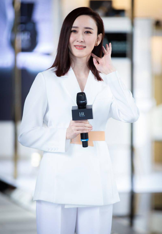 胡静穿白色西装套装,成熟大气不失女人味 时尚 第3张-秀美女性 胡静穿白色西装套装,成熟大气不失女人味 时尚 第3张