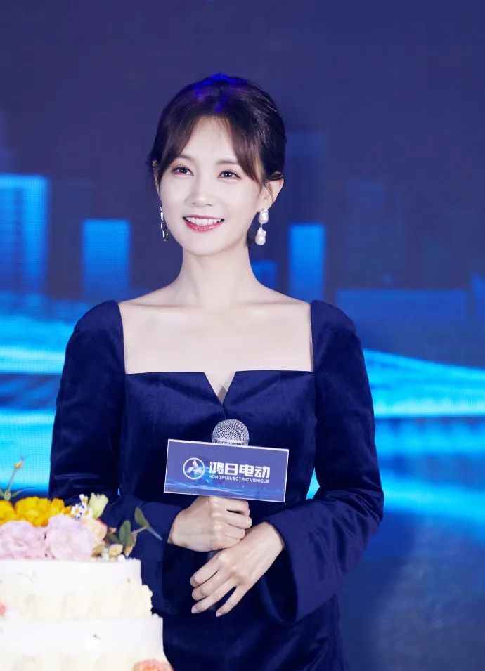 李一桐复古连衣裙造型太美丽！方领秀精致锁骨笑容比花还灿烂 时尚 第4张