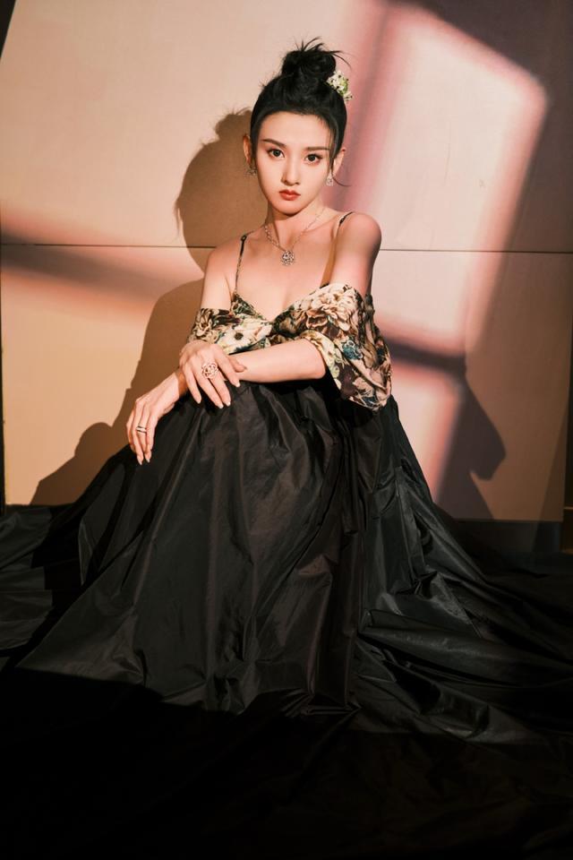 宋祖儿穿吊带裙走红毯，身材太有料 时尚 第2张