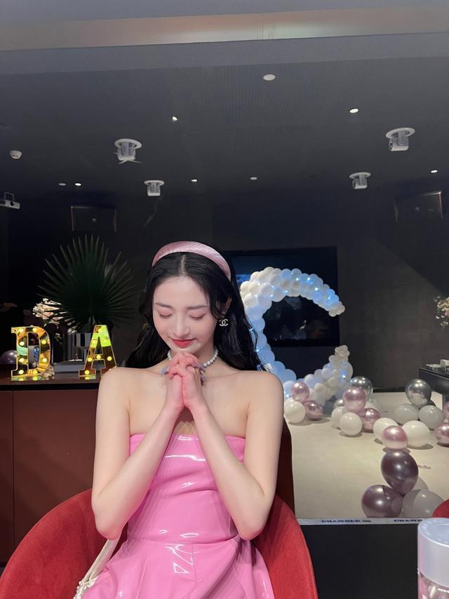 周洁琼穿粉色皮裙扮，美的如同在逃公主 时尚 第1张
