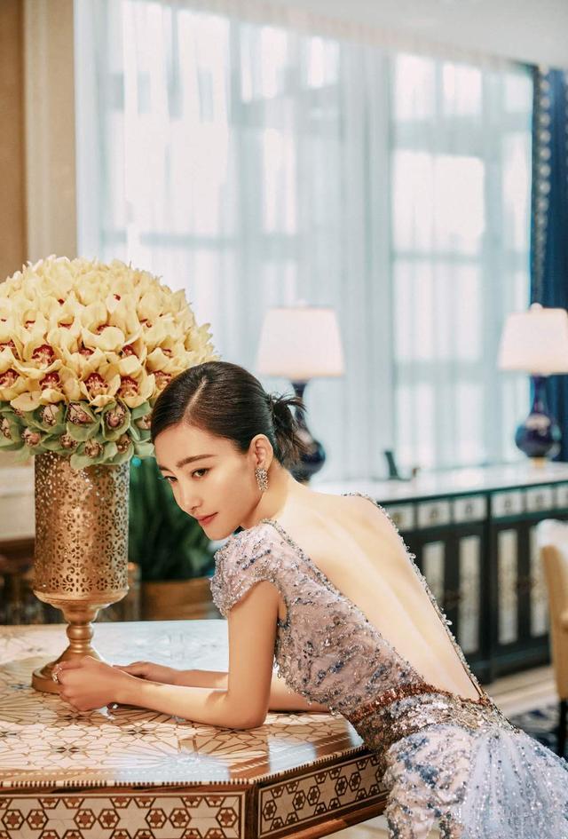 王丽坤穿蓝色渐变连衣裙像美人鱼，好身材一览无遗 时尚 第4张