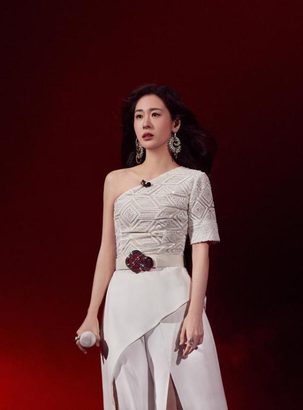 张碧晨穿斜肩裙优雅温婉，好身材让人羡慕 时尚 第7张
