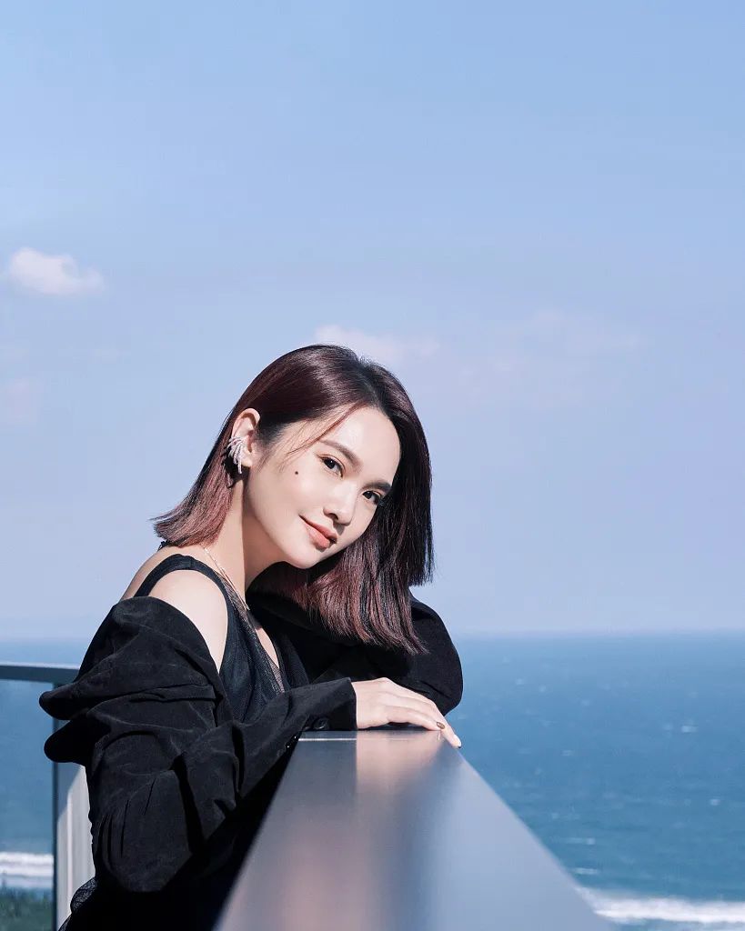 杨丞琳穿露肩黑裙太美艳！温柔秀逸太有女人味 时尚 第4张