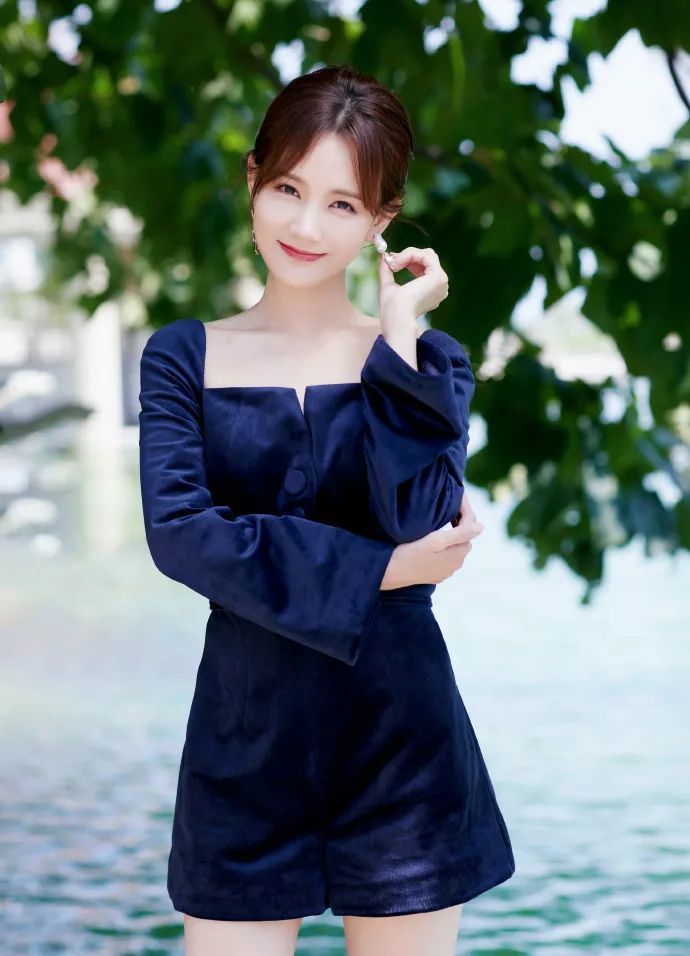 李一桐复古连衣裙造型太美丽！方领秀精致锁骨笑容比花还灿烂 时尚 第2张