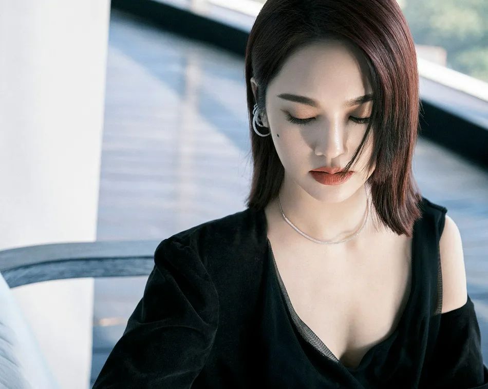 杨丞琳穿露肩黑裙太美艳！温柔秀逸太有女人味 时尚 第1张