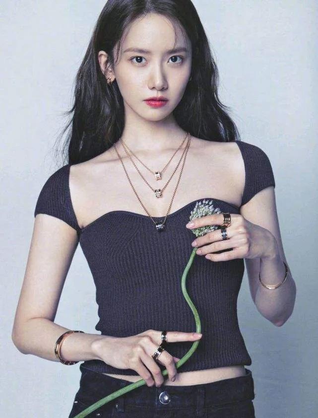 林允儿杂志美图写真！香肩蛮腰性感迷人 时尚 第5张