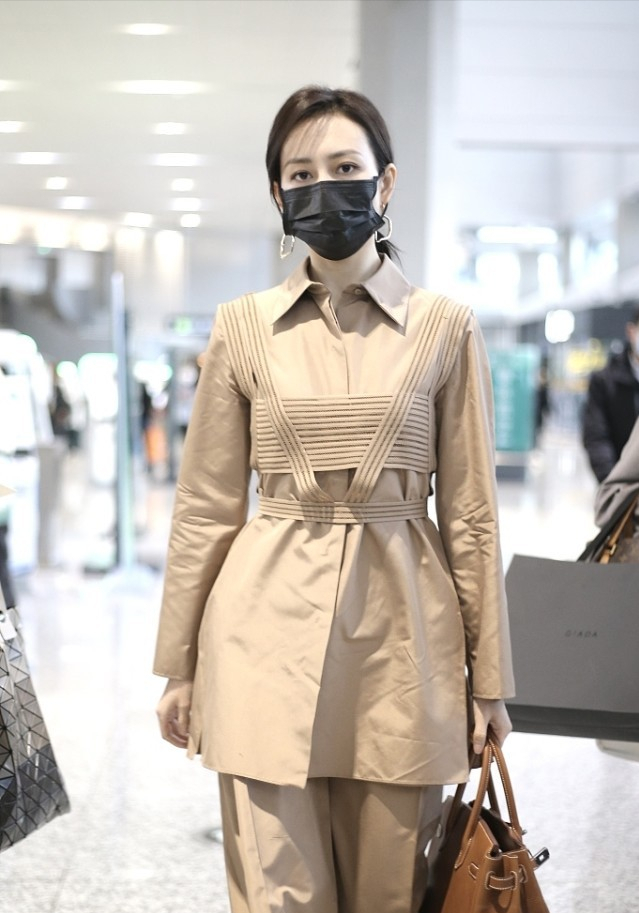 王鸥穿浅咖色套装机场街拍太高级，赚足了回头率 街拍 第4张