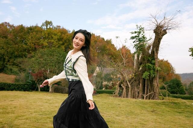 李沁针织背心叠穿打扮如邻家女孩，简单却气质清纯 时尚 第6张
