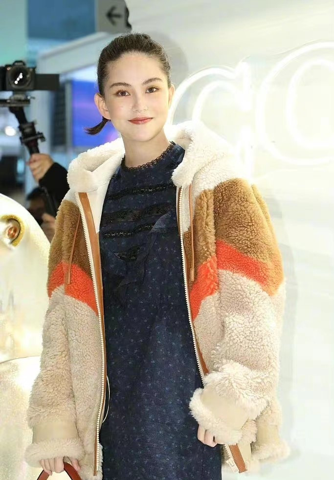 昆凌羊毛羔打扮俏皮又温柔，人美怎么穿都高级 时尚 第3张