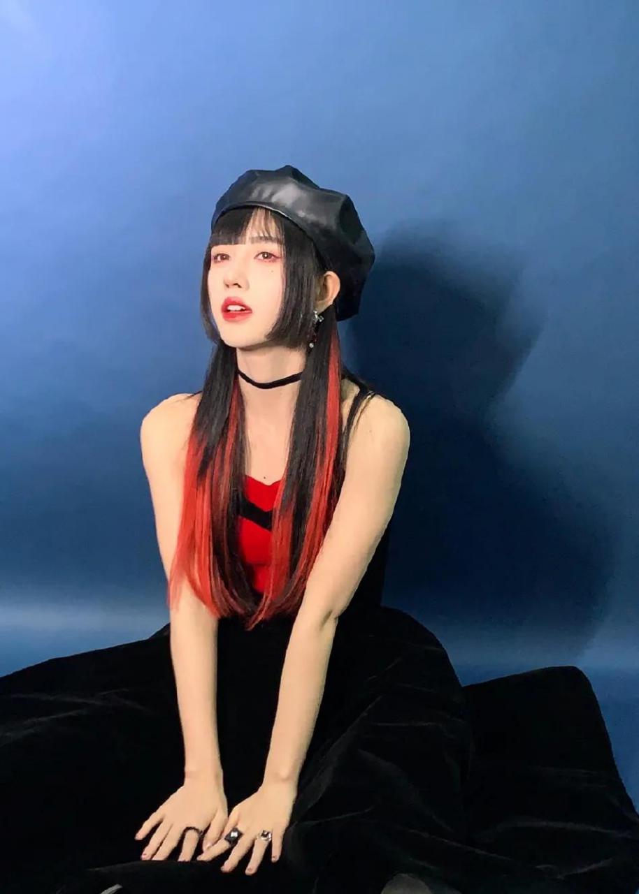 鞠婧祎穿红色衣服戴贝雷帽超美艳！大秀香肩性感撩人 时尚 第3张