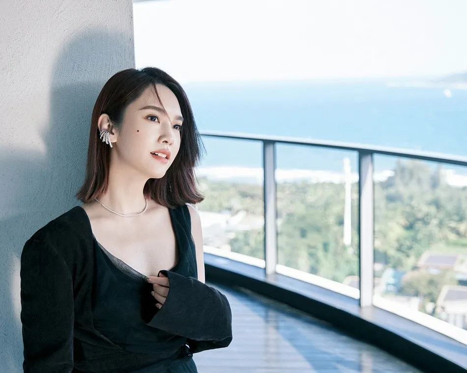 杨丞琳穿露肩黑裙太美艳！温柔秀逸太有女人味 时尚 第6张