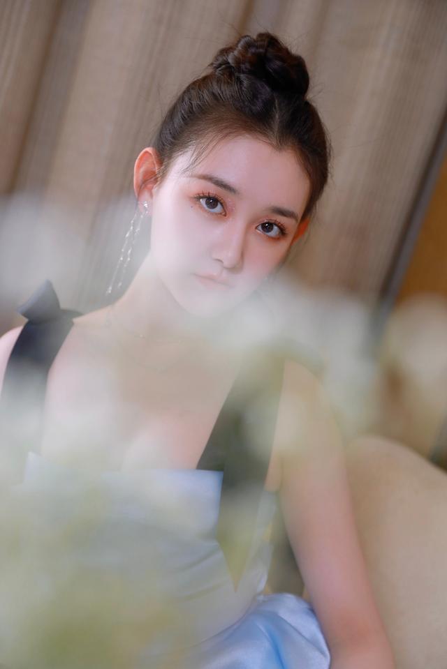 20岁蒋依依穿低胸扮在逃公主，身材太好令人羡慕 时尚 第7张