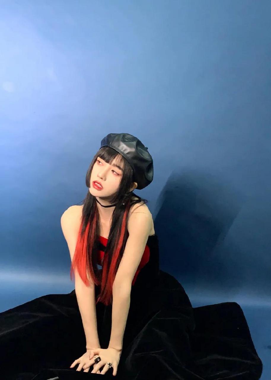 鞠婧祎穿红色衣服戴贝雷帽超美艳！大秀香肩性感撩人 时尚 第5张
