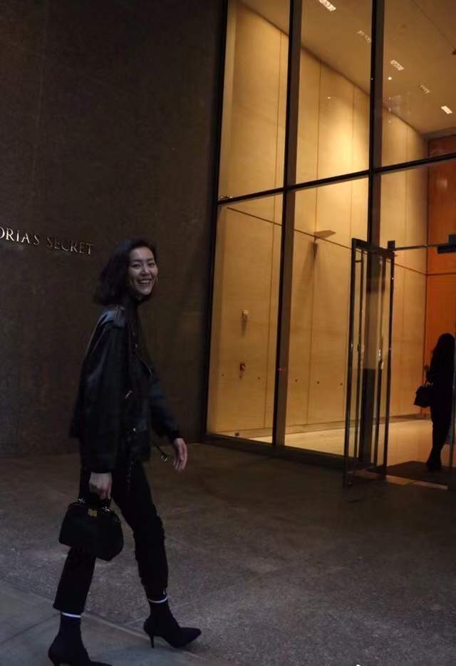 刘雯用基础款简单穿出的时尚感，普通人模仿不来 时尚 第7张