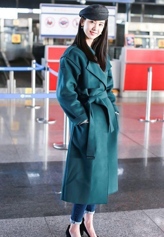陈都灵机场街拍穿拼接长大衣配中分发型，搭出商务强人的感觉 街拍潮人 第7张