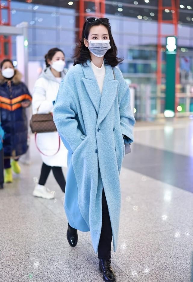 陈都灵机场街拍穿拼接长大衣配中分发型，搭出商务强人的感觉 街拍潮人 第1张