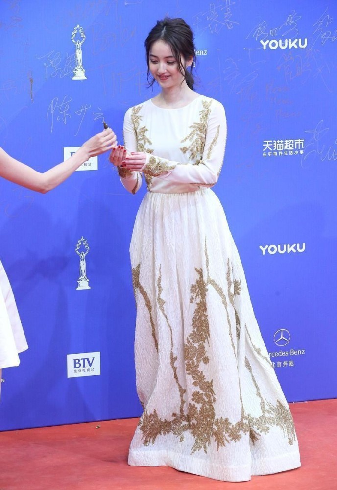 佐佐木希穿吊带裙温柔清新，减龄搭配说她18岁都不为过 时尚 第8张