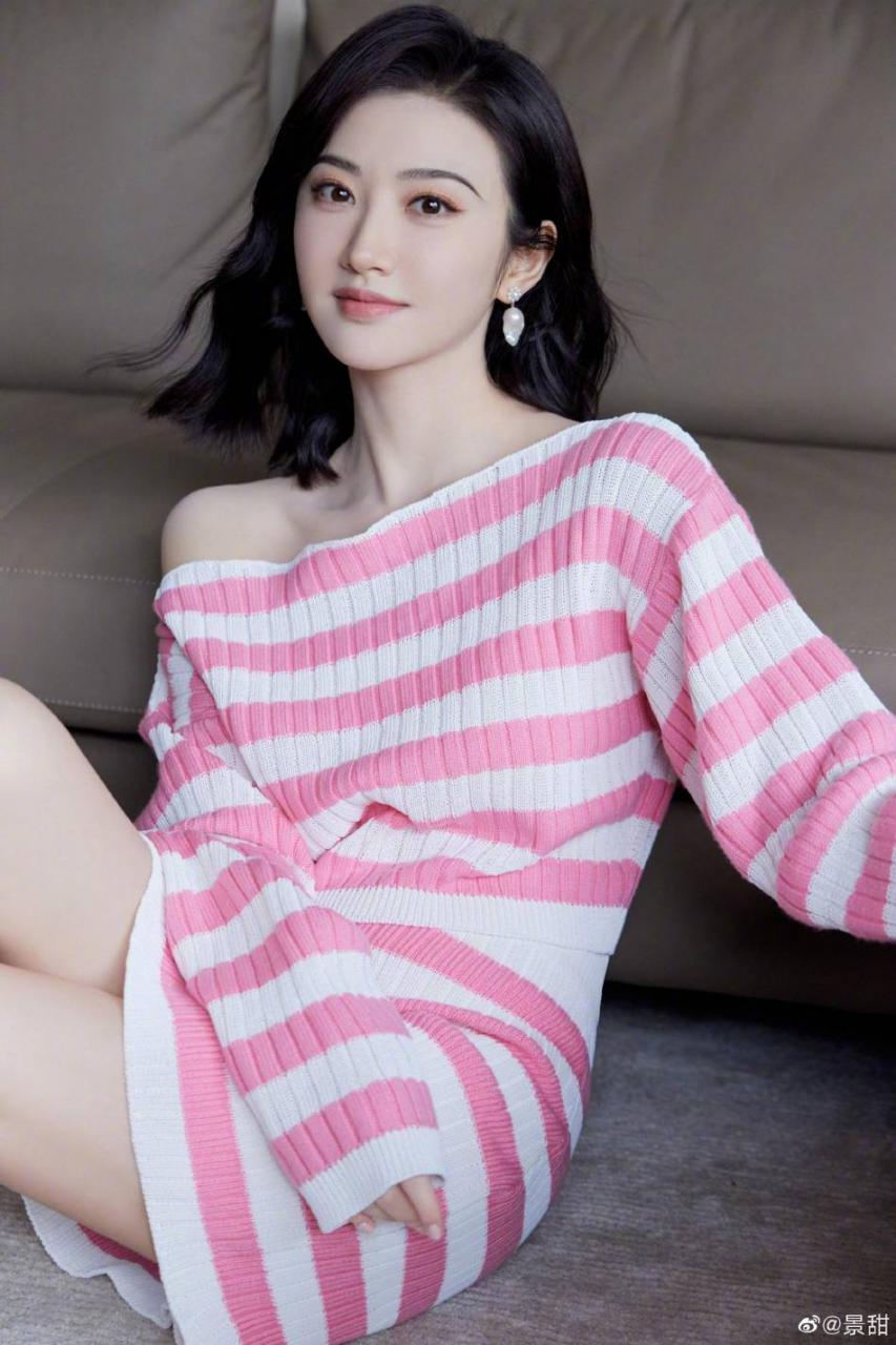 景甜穿粉白条纹针织套大秀美腿，活力满满少女感十足！ 时尚 第4张