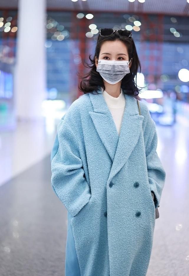 陈都灵机场街拍穿拼接长大衣配中分发型，搭出商务强人的感觉 街拍潮人 第5张