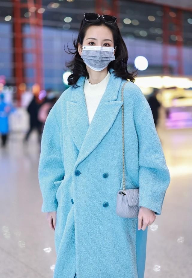 陈都灵机场街拍穿拼接长大衣配中分发型，搭出商务强人的感觉 街拍潮人 第2张
