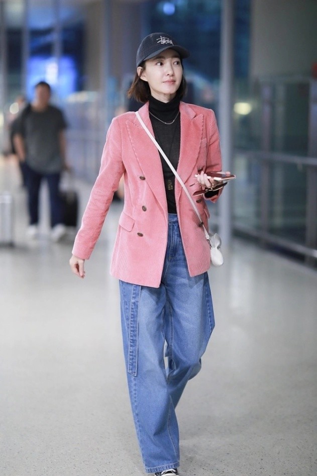 王丽坤机场街拍：穿粉色西装配牛仔裤宛若少女，干练职场look 街拍 第3张